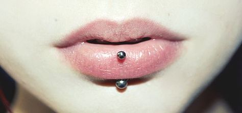 Angel  kiss. I Will  have  this! Angel Kiss Piercing, Labret Vertical, Piercing Tongue, Ashley Piercing, Vertical Labret Piercing, Piercing Labret, Angel Kiss, Ear Piercings Tragus, Labret Jewelry