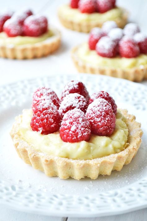 Delicious Raspberry & Vanilla Cream Tarts made with a shortbread crust, vanilla cream filling and fresh raspberries on top! Make Ahead Pastries, Cute Spring Desserts, Pretty Dessert Recipes, Tea Tarts, Cream Tarts, Mini Tart Recipes, Vanilla Cream Filling, Fruit Tart Recipe, Cheesecake Tarts