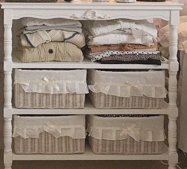 Clothes Storage Aesthetic, Aesthetic Storage Bins, Coquette Storage, Room Organization Bedroom, Room Goals, Basket Organization, Vintage Storage, Under Bed, Organization Boxes