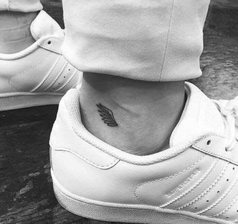 Small Wing Tattoos, Small Wings Tattoo, Ankle Tattoo Men, Alas Tattoo, Wallpaper Hippie, Tattoo Placements, Small Wing, Jon Boy, Tattoo Trend