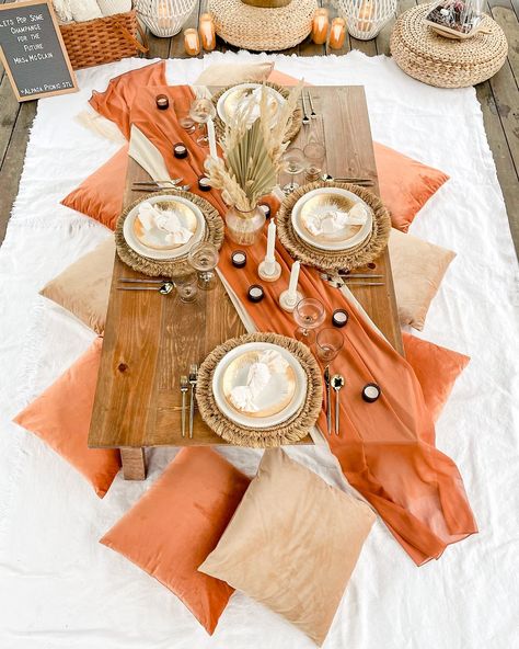 Colorful Picnic Ideas, Brown Picnic Ideas, Fall Picnic Setup Ideas, Picnic Container Ideas, Bohemian Picnic Ideas, Boho Picnic Decor, Luxury Picnic For Two, Summer Picnic Decor, Luxury Picnic Aesthetic