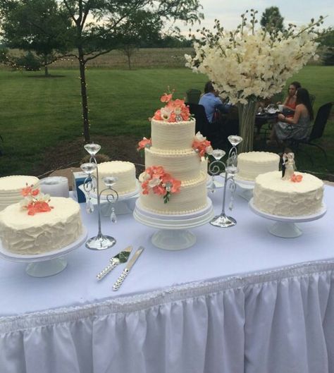 10 Inch Round Wedding Cake, Pumpkin Magic Cake, Round Wedding Cake, Wedding Cake Designs Simple, Three Tier Wedding Cake, Butter Cream Frosting, Round Wedding Cakes, Small Cakes, Wedding Cake Table