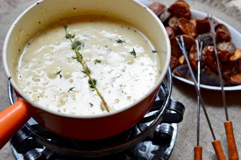 Gruyere Fondue, Swiss Cuisine, Fondue Party, Need Wine, Fondue Recipes, Football Party Food, Health Dinner, Guacamole Recipe, Health Dinner Recipes