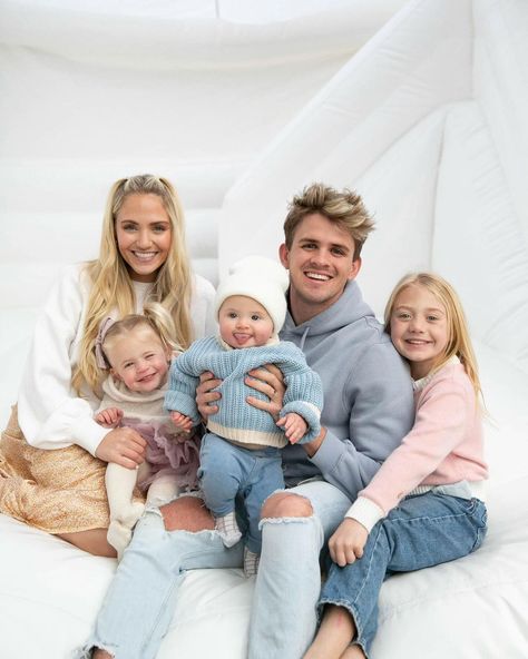 Bright similes in our bright white jumper! ☁️ The Labrant family using our jumper first as a jumper then as a Photobooth backdrop haha ⁣ ⁣… Cole Labrant, Savannah Labrant, Sav And Cole, American Baby Doll, Cute Family Pictures, Cole And Savannah, Labrant Family, I Love Them So Much, Instagram Family