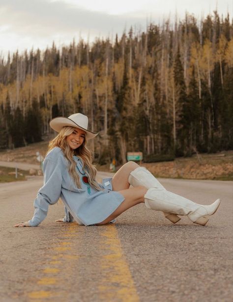 Cute Western Poses, Fall Senior Picture Ideas Outfits Country, Senior Pictures Outfits Unique, Fccla Senior Pictures, Vintage Country Photoshoot, Country Birthday Pictures, Birthday Photoshoot Ideas Country, Senior Pictures With Cowboy Hat, Cowgirl Hat Senior Pictures