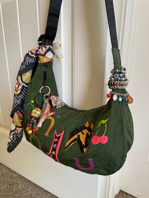 What’s In My Baggu Bag, Cute Baggu Bag, Baggu Jessica Williams, Baggu Charms, Decorated Bags Ideas, Uniqlo Crescent Bag, Baggu Bag Accessories, Bag Style Ideas, Diy Baggu Bag