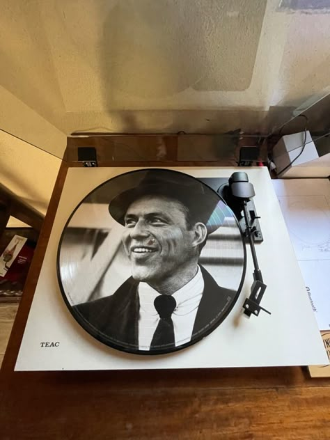 Frank sinatra vinyl Frank Sinatra Record, Vintage Vinyl Aesthetic, 60s Jazz Aesthetic, Frank Sinatra Aesthetic Vintage, Sinatra Aesthetic, Frank Sinatra Aesthetic, Jazz Girl, Frank Sinatra Art, Frank Sinatra Vinyl