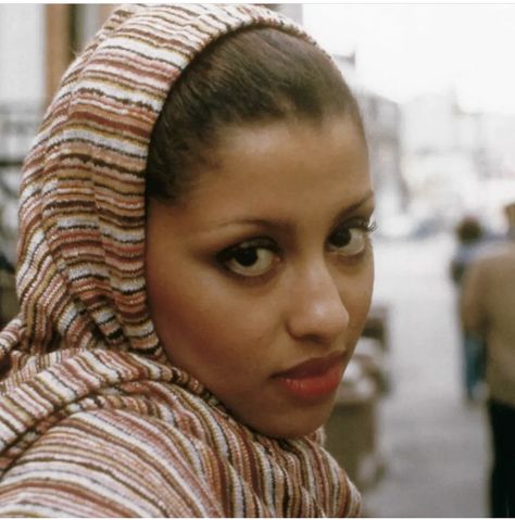 Phyllis Hyman Style, Veiled Hairstyles, Intimidating Women, 70s Black Women, Phyllis Hyman, Black Entertainment, Vintage Black Glamour, Black Femininity, Black Barbie