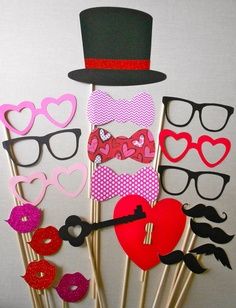 Photobooth For Valentines Day, Prek Valentines, Valentine Banquet, Valentines Photo Booth, Valentines Dance, Diy Wedding Photo Booth, Valentines Bricolage, Diy Photography Props, School Valentines