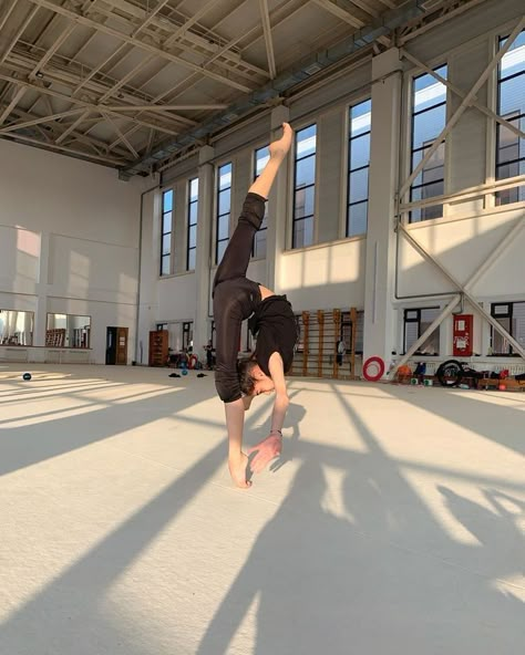 Most Flexible Person In The World, Rhythmic Gymnastics Training Stretching, Korean Gymnastics, Rhythmic Gymnastics Aesthetic, Rebecca Jenshak, Holland Brothers, Rhythmic Gymnastics Training, Aerial Gymnastics, Dance Motivation