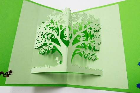 Card with pop-up tree.  Used with a die called  pop-up template 17314 from the into the woods collection. From the brand https://www.createandcraft.com/ 3d Paper Tree Craft, Paper Craft Tree, Tree Pop Up, Pop Up Xmas Tree, Pop Up Christmas Tree Svg, Pop Up Tree, Tree Paper Craft, Tree Pop Up Card, Pop Up Tunnel