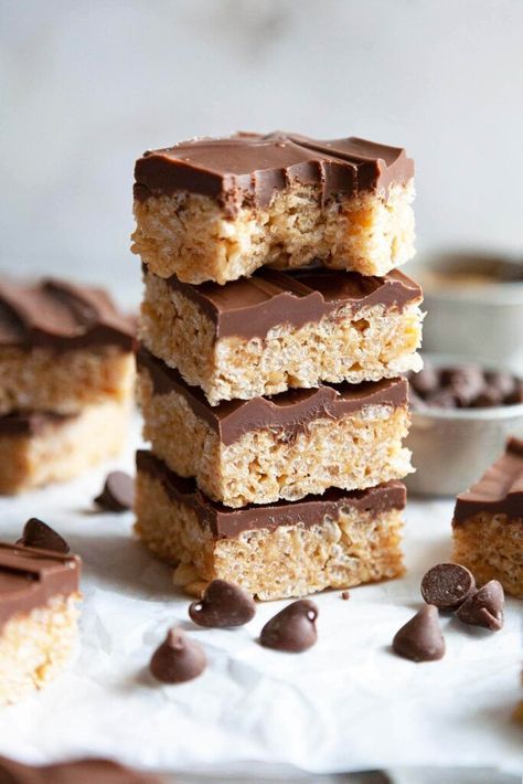 Homemade, Chocolate Peanut Butter Rice Krispie Treats recipe - Extra gooey and buttery Rice Krispies Treats made with marshmallows, peanut butter, and a layer of melted chocolate on top! A quick and easy no-bake dessert recipe that’s always a hit! Rice Krispies With Chocolate On Top, Gf Rice Krispie Treats, Rice Crispy Treats With Chocolate On Top, Peanut Butter Chocolate Rice Crispy Bars, Rice Krispie Treats With Chocolate, Peanut Butter Rice Krispie Treats Recipe, Hobby Baking, Butterscotch Topping, Sunday Desserts