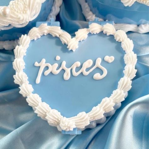 Llegó la #piscesseason y aquí te dejamos algunas ideas para que celebres a tu #piscis favorito con uno de estos pasteles. ♓🎂 #Fact: El signo Piscis es nacido entre el 18 de febrero y el 20 de marzo. 🫧 Fotos: @pinterest Cake Jewelry Box, Cake Jewelry, Y2k Heart, Pisces Birthday, Mini Jewelry, Custom Birthday Cakes, 26th Birthday, Heart Shaped Cakes, Creative Birthday Cakes