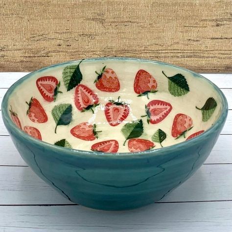 Cute Ceramic Bowl Designs, Funky Ceramic Bowls, Strawberry Bowl Ceramic, Cute Pottery Bowls, Ceramic Bowls Ideas, Painted Bowls Ideas, Clay Bowl Designs, Bowl Pottery Painting Ideas, Pottery Bowl Ideas