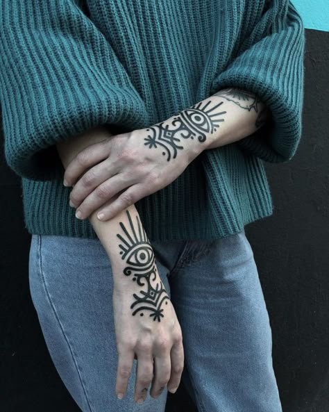 Tatuagens ornamentais: tattoos com design geométrico e ornamental! - Blog Tattoo2me Tattoo Main, 4 Tattoo, Inspiration Tattoo, Tattoo Ideas Female, 문신 디자인, Henna Tattoo Designs, Pattern Tattoo, Small Tattoo, Sleeve Tattoo