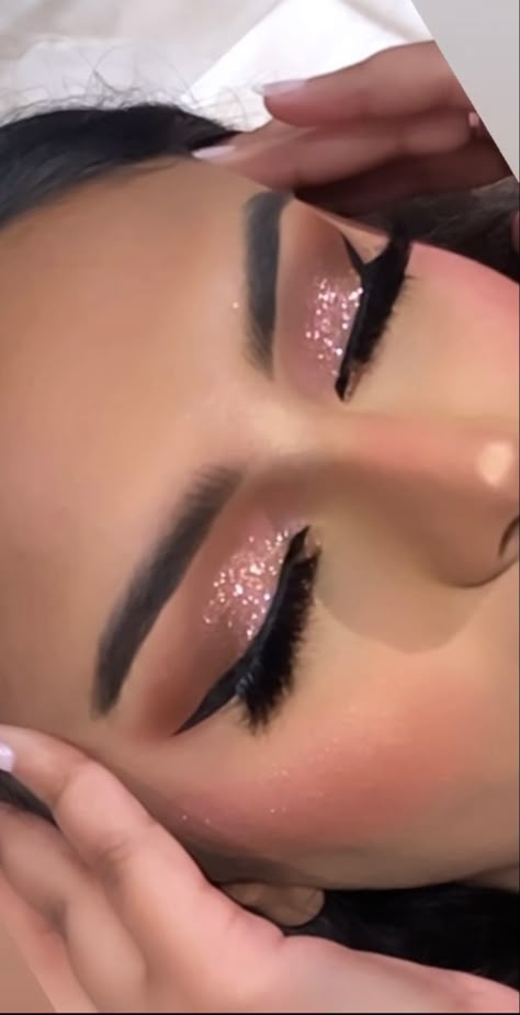 Birthday Makeup Pink Glitter, Light Pink Makeup For Quince, Sweet 16 Makeup Tutorial, Cute Makeup For Prom, Pink Xv Makeup, 15 Makeup Looks Pink, Makeup For 18th Birthday, Make Up For New Years Eve, Light Pink Quince Makeup