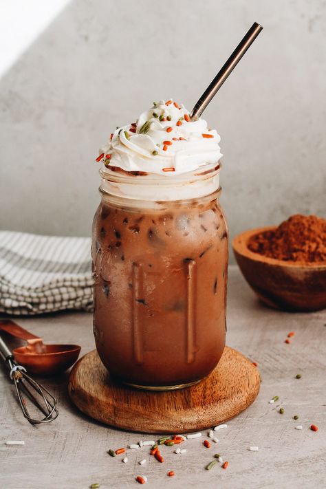 Easy Nutella Latte (Iced or Hot) - The Fig Jar Nutella Coffee Recipes, Iced Peppermint Mocha, Starbucks Sign, Fun Coffee Drinks, Easy Coffee Drinks Recipes, Nutella Latte, Easy Coffee Drinks, Nutella Coffee, Peanut Butter Coffee