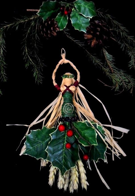 La magia de la Diosa: Yule, la práctica en solitario Yule Goddess, Yule Ideas, Crafty Witch, Yule Crafts, Yule Celebration, Pagan Christmas, Pagan Holidays, Pagan Yule, Celtic Christmas