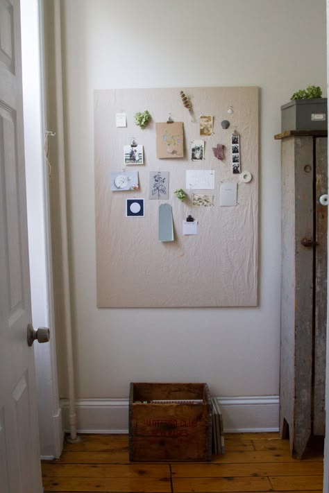 Desk Pin Board, Bedroom Pinboard, Aesthetic Cork Board Ideas, Corkboard Aesthetic, Pinboard Ideas Aesthetic, Simple Wall Decor Ideas, Diy Pinboard, Pinboard Ideas, Office Decoration Ideas