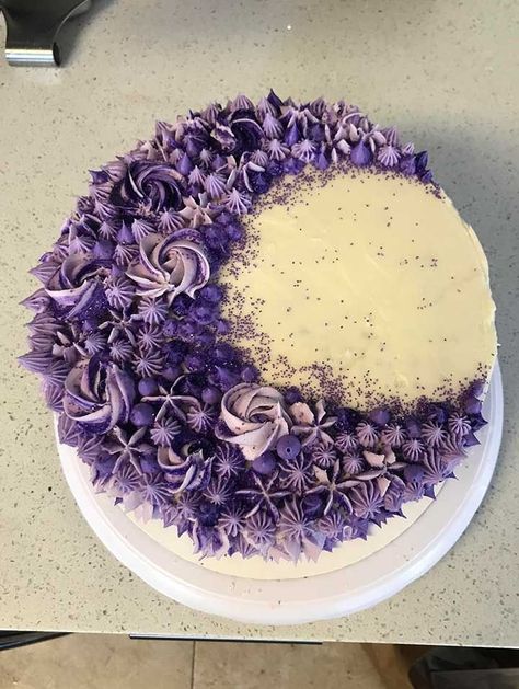 Purple Glitter Cupcakes, Witchy Cake, Cake Designs Beautiful, Witch Cake, Purple Cakes Birthday, Bolo Red Velvet, Eid Cake, Buttercream Cake Designs, Purple Cakes