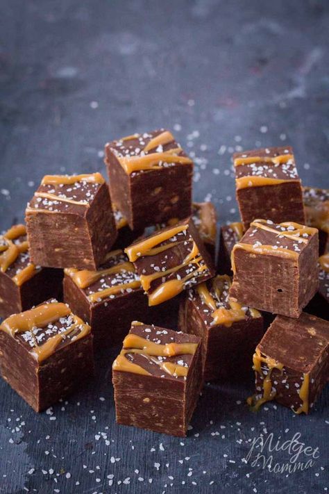 Salted Caramel Chocolate Fudge, Chocolate Caramel Fudge, Carmel Chocolate, Homemade Fudge Recipes, Salted Caramel Fudge, Oh Fudge, Fudge Recipes Easy, Caramel Fudge, Homemade Fudge