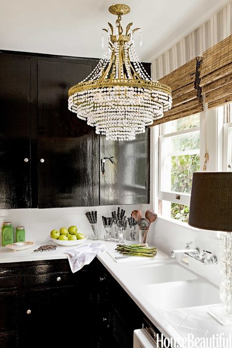 shiny black cabinets, white counters and bamboo blinds! plus a glitzy chandelier add some glamour to your kitchen Black Gloss Kitchen, High Gloss Kitchen Cabinets, Gloss Kitchen Cabinets, High Gloss Kitchen, Hollywood Hills Homes, Gloss Kitchen, Stage Decor, Black Kitchen Cabinets, Modern Farmhouse Design