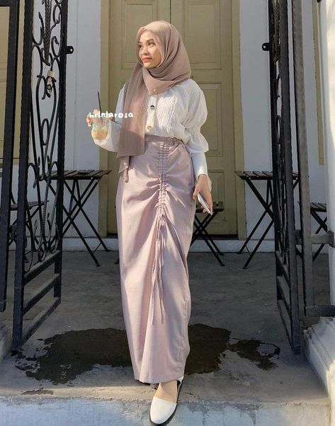 #bajulebaran #bajulebaransimple #bajulebaran2023 #outfitlebaran #outfitlebaran2023 #hijab #hijabers #indonesia #hijabfashion #gamis #hijabstyle #muslimah #gamissyari #hijabsyari #jakarta #jilbab #malaysia #syari #bandung #fashion #like4like #likeforlike #ootd #muslim #islam #taiwan #gamismurah #hijrah #love #khimar #hijabmurah #bisnisonline #medan #dress #hongkong Lebaran Outfit Hijab, Outfit Skirt Hijab, Hijab Skirt Outfit, Inspirasi Outfit Lebaran, Fashion Lebaran, Outfit Lebaran Simple, Skirt Hijab Outfit, Skirt Outfits Hijab, Outfit Rok