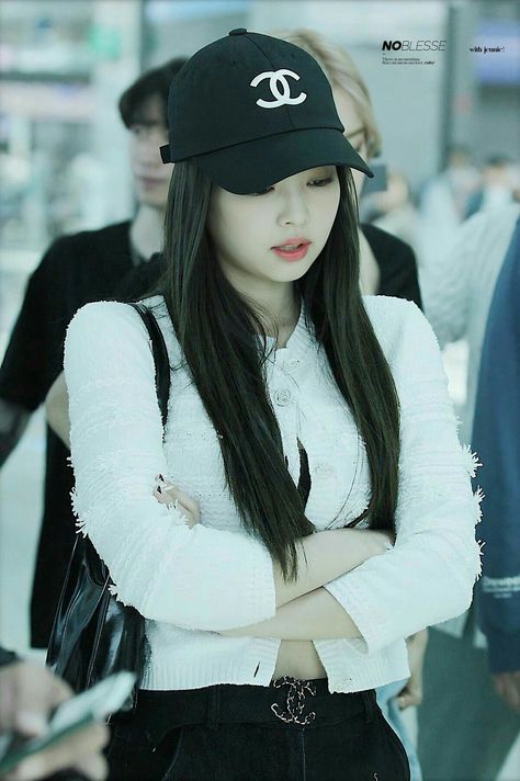 BLACKPINK 블랙핑크 Jennie ❤ ❤ Jennie Chanel, Korea Style, Fashion Tag, Jennie Kim Blackpink, Jennie Lisa, Blackpink Photos, Airport Style, Black Pink Kpop, Blackpink Fashion