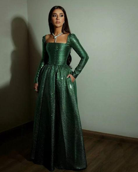 Unique White Dress, Green Long Dress, Concert Dresses, Green Formal Dresses, Long Green Dress, Royal Dresses, Georges Hobeika, Fairytale Dress, Dreamy Dress