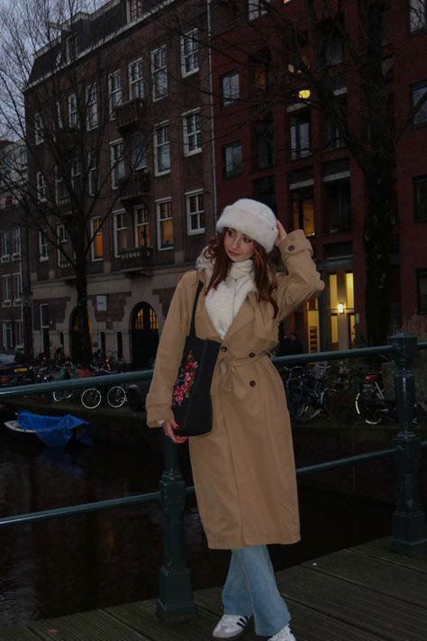 Amsterdam, selfie, photo, photoshoot, ideas, inspo, winter, christmas, nye, new years eve, fashion, outfit, pose, insta, instagram, brunette, city, makeup, canal, sambas City Christmas Photoshoot, New Years Eve Fashion, City Makeup, Eve Fashion, Outfit Pose, Christmas Photoshoot, Instagram Pose, Senior Pics, Insta Instagram