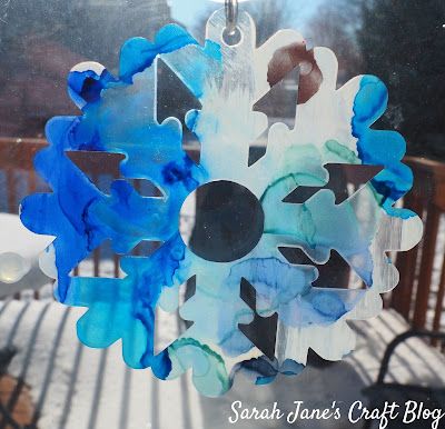 Snowflake Suncatchers from Alcohol Ink on Laminating Pouches Inexpensive Crafts, Blue Sheets, Snowflake Shape, Rubbing Alcohol, Clear Stickers, Craft Blog, Alcohol Ink, Suncatchers, Quick Easy