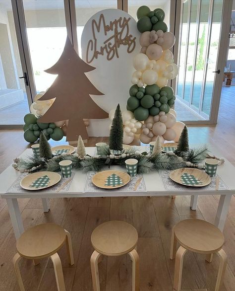 Simple Christmas Party Decor, Bare Christmas Tree, Kids Holiday Party, Balloon Inspiration, Party Planning Business, Holiday Party Kids, Party Setup, Planning Business, Kids Christmas Party