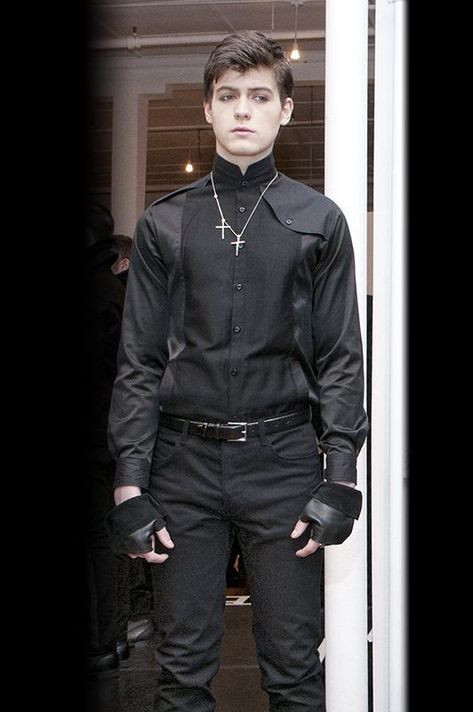 2022 Outfit Trends for Men - 20 Best Outfit Ideas to Follow #summerstyletrends #outfittrends #outfitideas Casual Goth Outfits Men, Goth Guy Outfits, Gothic Outfits Men, Goth Boy Outfits, Punk Outfits Men, Goth Outfits Men, Goth Fashion Men, Gothic Fashion Men, Priest Outfit