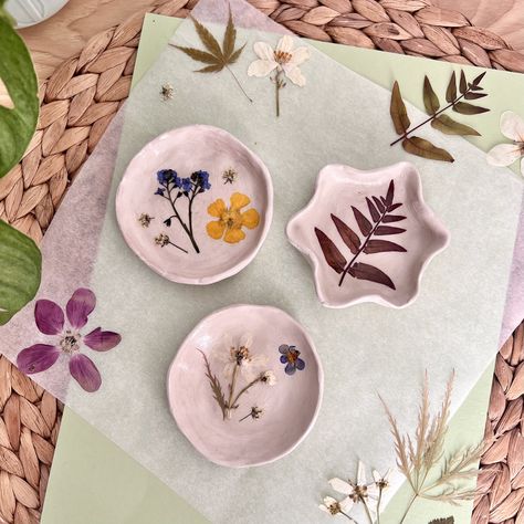 Air Dry Pinch Pots, Diy Pinch Pots, Clay Pressed Flowers, Clay Plant Pots Handmade, Clay Dried Flowers, Pressed Flower Clay, Flower Pot Clay, Magical Crafts, 2024 Creative