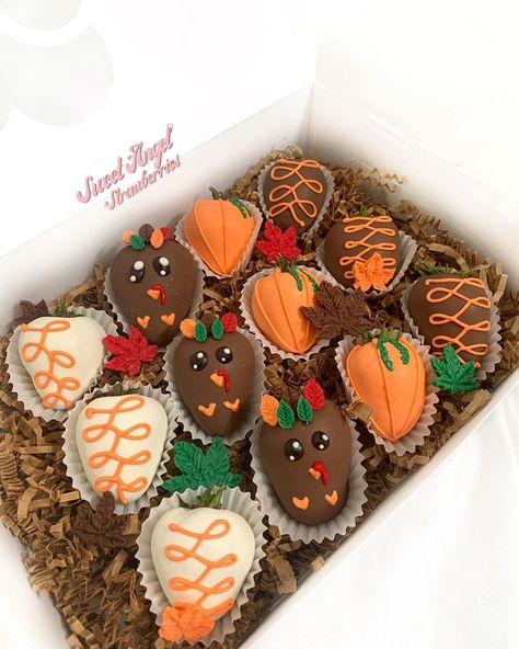 Thanksgiving Dessert Strawberry, Thanksgiving Covered Strawberries, Chocolate Covered Thanksgiving Treats, Chocolate Covered Oreo Bouquet, Fall Themed Chocolate Strawberries, Thanks Giving Strawberries, Thanksgiving Breakable Heart, Thanksgiving Dessert Box Ideas, Thanksgiving Themed Chocolate Covered Strawberries