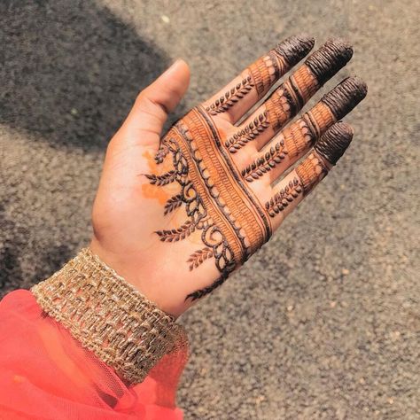 Finger Mehndi Style, Front Hand Mehndi Design, Short Mehndi Design, Front Hand Mehndi, Kitchen Indian, Palm Mehndi Design, Simple Arabic Mehndi Designs, Hand Mehndi Design, Mehndi Designs For Kids