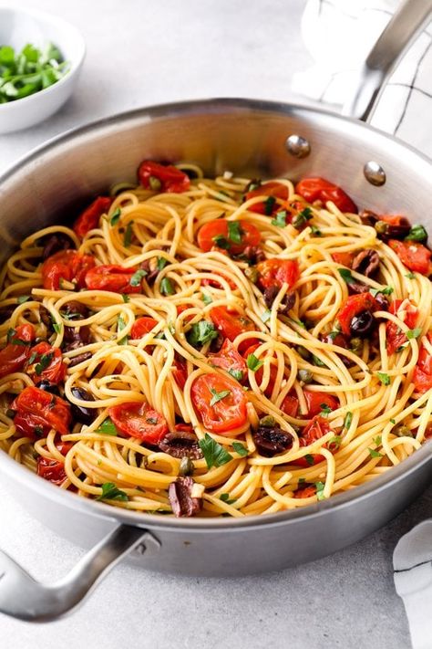 Greek Spaghetti, Spaghetti Puttanesca, One Pot Spaghetti, Pasta Puttanesca, Skinnytaste Recipes, One Pot Pasta, Spaghetti Recipes, Kalamata Olives, Anchovies