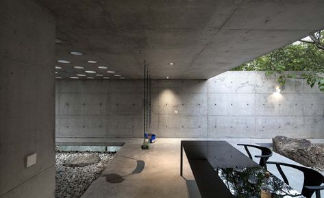 Center Courtyard, Barcelona Pavilion, Arch House, Courtyard Design, Concrete Home, Indoor Gardens, Mini Clubman, Home Center, Courtyard House