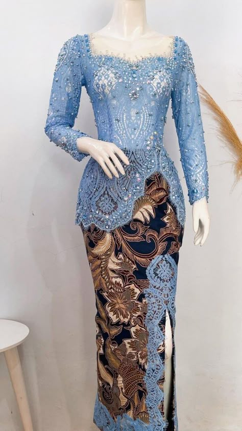 Kebaya Brokat Modern, Kebaya Simple, Model Dress Batik, Model Dress Kebaya, Dress Brokat Modern, Kebaya Lace, Inai Pengantin, Batik Dress Modern, Kebaya Modern Dress