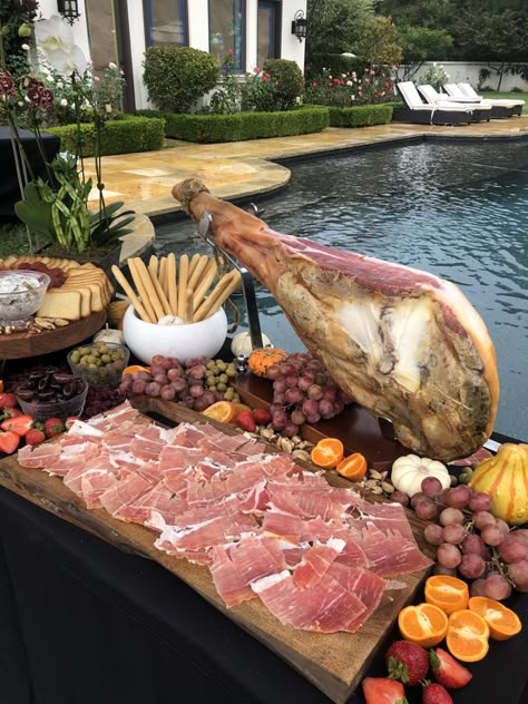 Spanish Food Wedding Buffet, Paella Themed Party, Paella Buffet Wedding, Wedding Catering Decoration, Spanish Wedding Food Ideas, Catering Brunch Ideas, Wedding Carving Station, Paella Dinner Party Ideas, Mediterranean Buffet Wedding