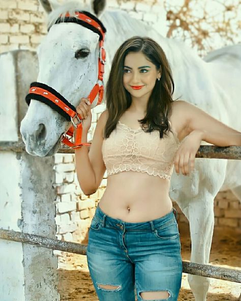 Picture Of Navel, Hania Amir Hot Pics, Actress Edits, Haniya Amir, Backless Outfit, Hania Aamir, Pakistani Beauty, Navel Hot, Hania Amir