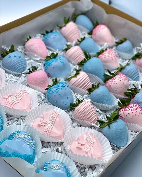 Gender Reveal Strawberries Shower Ideas, Blue And Pink Chocolate Strawberries, Gender Reveal Dipped Strawberries, Gender Reveal Deserts Ideas, Desserts Gender Reveal, Gender Reveal Sweet Treats, Gender Reveal Chocolate Covered Strawberries, Sweet Gender Reveal Ideas, Strawberries Gender Reveal