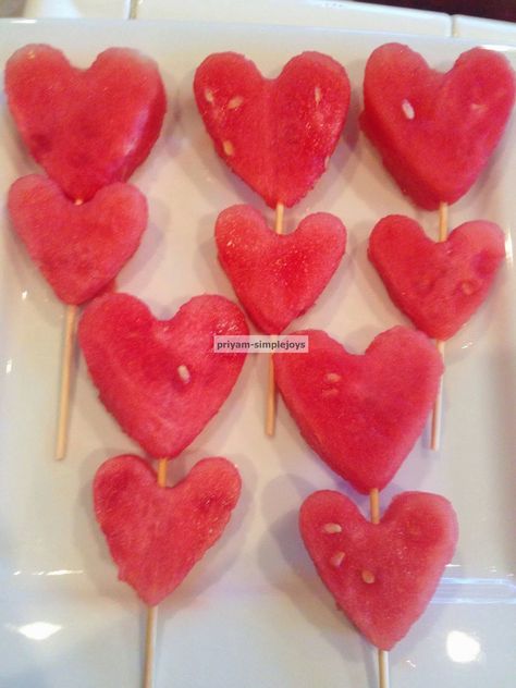 Watermelon Valentines, Watermelon Hearts, Valentine Food, Watermelon Heart, Desserts Fruit, Valentines Dinner, Merry Monday, Facebook L, Healthy Popsicles