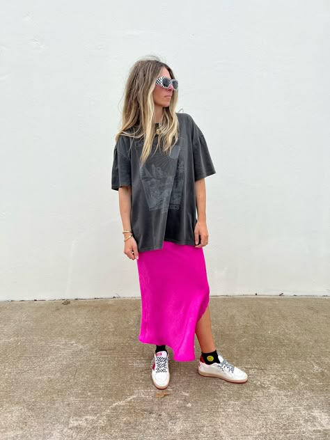 Pink Midi Skirt Outfit, Pink Satin Skirt Outfit, Pink Midi Skirt, Midi Skirt Outfit, Skirt Trends, Satin Midi Skirt, Looks Street Style, Eclectic Fashion, Casual Chic Outfit