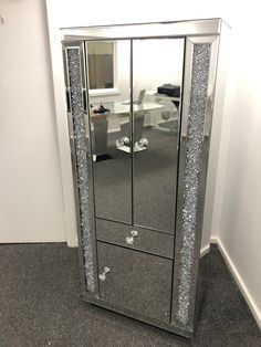 Mirrored Furniture Living Room, Bling Furniture, Diamond Furniture, Mirrored Furniture Decor, Glitter Furniture, Glitter Home Decor, Table Mirrors, Mirror Furniture, Glam Mirror