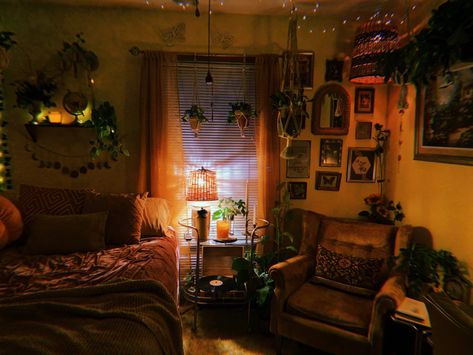 #aesthetic #vintage #cozy #comfy #explore #room #bedroom #70saesthetic #thrifted  #roomdecoration 70s Bedroom Ideas Vintage, Sleepy Room Aesthetic, 70s Vintage Bedroom, Comfy Small Bedroom, 80s Aesthetic Bedroom, 80s House Decor, Colorful Bedroom Aesthetic, 70s Room Aesthetic, 70s Bedroom Aesthetic