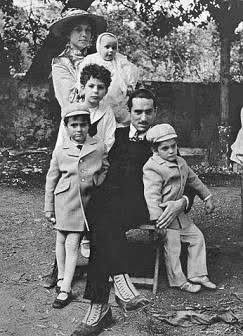 La Famiglia, the early years: Godfather II (that's Robert DeNiro, portraying the younger Don Vito Corleone) Godfather Part 1, Sonny Corleone, Godfather 1, Corleone Family, Agent 00, Klasik Hollywood, Don Vito Corleone, Bridget Fonda, Don Corleone