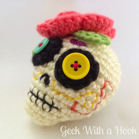 Day Of The Dead Sugar Skull Free Pattern. YES!!! GeekWithaHook.blogspot.com Crochet Skull Patterns, Crochet Skull, Microcar, Halloween Crochet Patterns, Holiday Crochet, Halloween Crochet, A Hook, Yarn Projects, Halloween Patterns