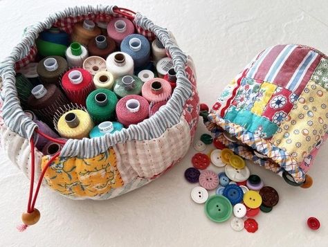 Colchas Quilting, Sac Diy, Fabric Storage Baskets, Scrap Fabric Crafts, Fabric Christmas Ornaments Diy, Folded Fabric Ornaments, Fabric Bowls, Diy Bag Designs, Patterns Fabric