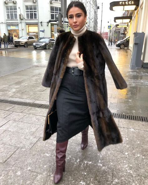 Yves Salomon Fur, Brown Fur Coat Outfit, Brown Fur Coat, Fur Coat Outfit, Yves Salomon, Mink Coat, Winter Chic, Winter Dress, Minimal Style